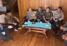 Kapolsek Jemaja IPTU Sutomo Awali Tugas dengan Silaturahmi ke Tokoh Adat Melayu Ketua LAM Jemaja Sambut Hangat Kunjungan Kapolsek Jemaja IPTU Sutomo dan Anggota