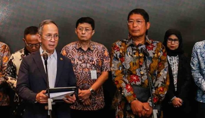 Mahendra Siregar Ketua Dewan Komisioner OJK dan Deputi OJK Inarno Djajadi Otoritas Jasa Keuangan (OJK)