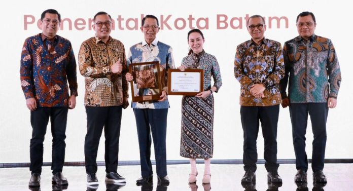 Pemko Batam Borong Dua Penghargaan dari Kementerian Investasi