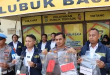 Polsek Lubuk Baja Gelar Doorstop Ungkap Kasus Dugaan Pencurian di Pasar Tos 3000 Polsek Lubuk Baja Gelar Doorstop Ungkap Kasus Dugaan Pencurian di Pasar Tos 3000