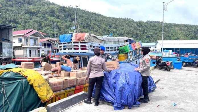 Polwan Polres Anambas Pererat Kedekatan dengan Masyarakat Polwan Polres Anambas Pererat Kedekatan dengan Masyarakat