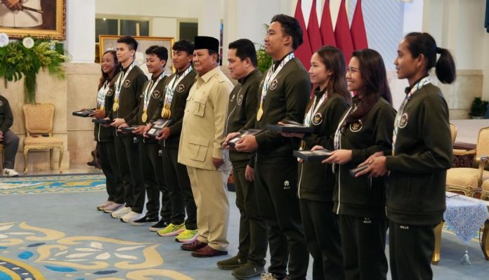 Presiden Prabowo Subianto berikan bonus kepada para atlet yang meraih medali di Sea Games 2025 Presiden Prabowo Subianto memberikan bonus kepada para atlet yang meraih medali di Sea Games 2025 kemarin. Bonus untuk para atlet sudah ditransfer oleh Kemenpora ke rekening masing-masing atlet, jumlahnya Rp 465 miliar. Rincian bonus : • Tunggal Emas - Rp1 miliar Perak - Rp315 juta Perunggu - Rp157 juta • Beregu Emas - Rp500 juta per orang Perak - Rp220,5 juta Perunggu - Rp110,25 juta Martina Ayu Pratiwi (cabor triathlon) menjadi atlet Indonesia tersukses di SEA Games 2025 dengan catatan 5 medali emas dan 2 medali perak.