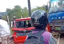 Truk Kontainer Seruduk Toyota Calya di Sekitar Bukit Daeng, Otomatis Sebabkan Macet Toyota calya dan Truk Kontainer