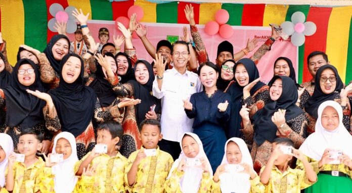 Amsakar-Li Claudia Serahkan Kartu Identitas Anak KIA ke SDN 006 Batam