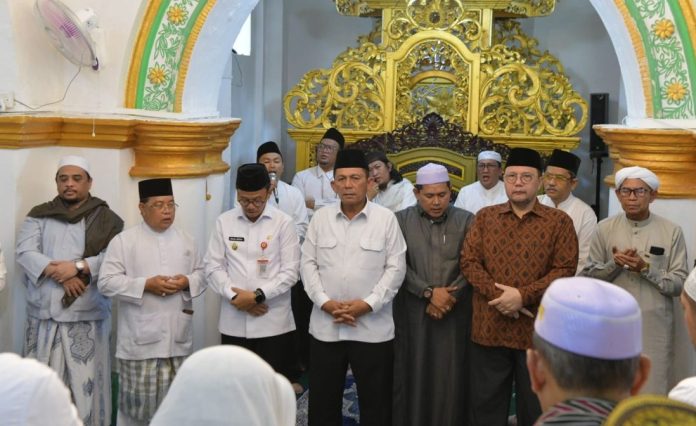 Bersama Ribuan Warga, Gubernur Ansar Hadiri Haul Syekh Syihabuddin di Pulau Penyengat