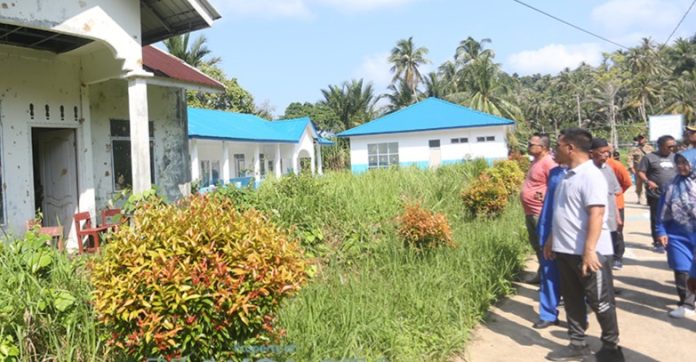 Bupati Anambas Tinjau Bangunan Rusak di Desa Air Biru Jemaja
