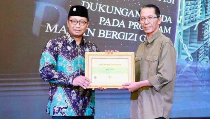 Dukung Program MBG, Wali Kota Batam Raih Penghargaan dari BPMP Kepri Dukung Program MBG, Wali Kota Batam Raih Penghargaan dari BPMP Kepri
