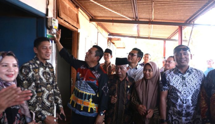 Gubernur Ansar Resmikan Program Kepri Terang Listrik 24 Jam di Kampung Tembesi Batam