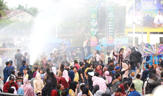 Plt Gubernur Riau SF Hariyanto Buka Tradisi Petang Belimau di Sungai Siak Pekanbaru