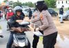 Polresta Barelang bersama Wartawan Bagikan Nasi Kotak ke Masyarakat di Nongsa Polresta Barelang bersama Wartawan Bagikan Nasi Kotak ke Masyarakat di Nongsa
