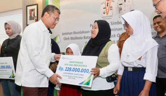 Kartu BPJS Ketenagakerjaan diserahkan Sekretaris Daerah Kota Batam, Firmansyah