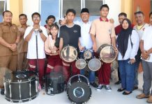 Ketua DPRD Kepri Iman Sutiawan Serahkan Alat Marching Band Untuk SMAN 29 Batam