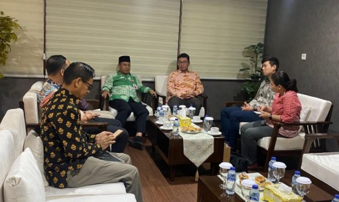 Konsulat Jenderal (Konjen) Singapura Gavin Ang beserta tim di Ruang Transit Kantor Gubernur Riau