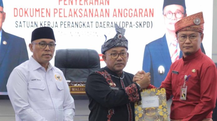 Lis Serahkan DPA-SKPD 2026 Lis Serahkan DPA-SKPD 2026, Tandai Dimulainya Pelaksanaan Program Pembangunan
