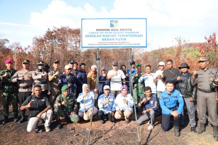 Pemasangan Plank Sekolah Merah Putih di Pulau Rempang Dikawal Maksimal TNI-Polri Pemasangan Plank Sekolah Merah Putih di Pulau Rempang Dikawal Maksimal TNI-Polri
