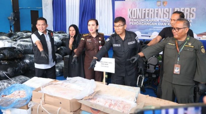 Polda Kepri Ungkap Penyeludupan Ribuaan Kota Daging Babi dan Sapi serta Ratusan Pakaian Bekas