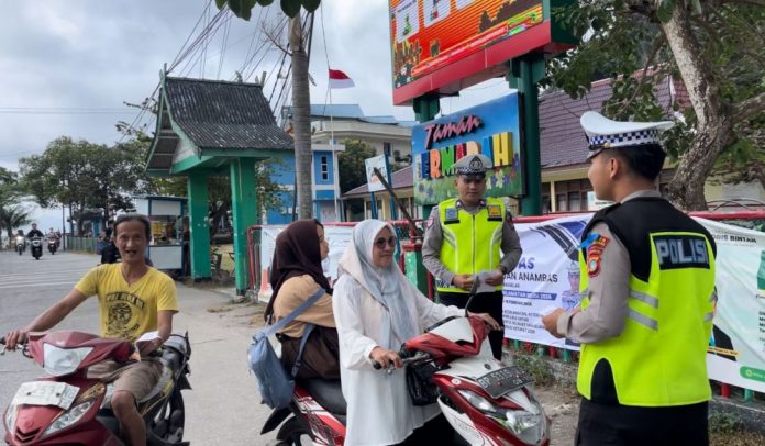 Satlantas Polres Anambas Gelar Razia Simpati dengan Bagikan Brosur Keselamatan
