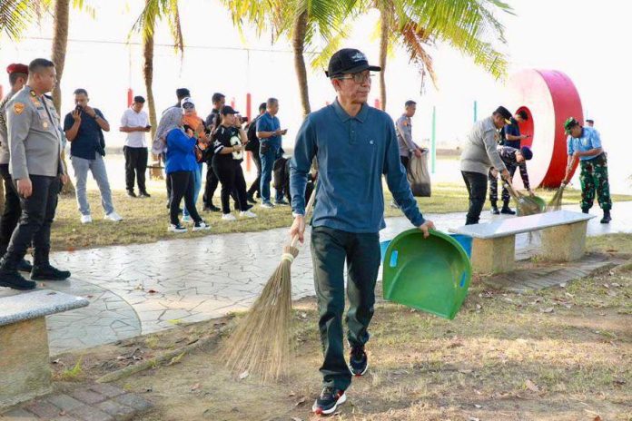 Wali Kota Batam Pimpin Aksi Gotong Royong Gerakan Indonesia ASRI di Pantai Ocarina