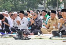 Di Bawah Terik Matahari, Amsakar Achmad dan Warga Batam Bersimpuh Salat Istisqa Amsakar Achmad dan Warga Batam Bersimpuh Salat Istisqa
