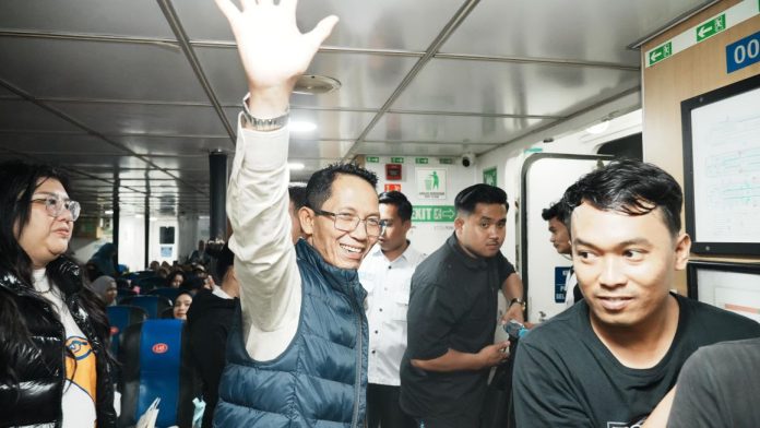 Amsakar-Li Claudia Pastikan Arus Mudik Berjalan Lancar di Pelabuhan Domestik Sekupang Amsakar-Li Claudia Pastikan Arus Mudik Berjalan Lancar di Pelabuhan Domestik Sekupang
