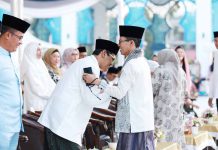 Amsakar dan Li Claudia Gelar Buka Puasa dan Santuni 1.200 Anak Yatim di Masjid Agung Batam Amsakar dan Li Claudia Gelar Buka Puasa dan Santuni 1.200 Anak Yatim di Masjid Agung Batam