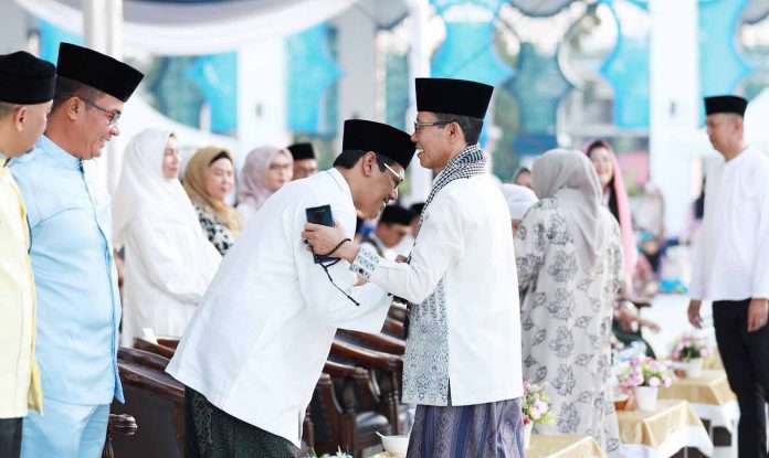 Amsakar dan Li Claudia Gelar Buka Puasa dan Santuni 1.200 Anak Yatim di Masjid Agung Batam