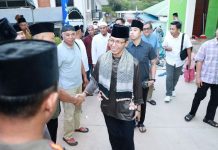 Buka Puasa dan Tarawih Bersama Warga Sambau, Amsakar Serahkan Bantuan ke Dua Masjid Buka Puasa dan Tarawih Bersama Warga Sambau