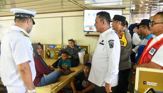 Gubernur Ansar Tinjau Pemudik di Pelabuhan Bintang 99 dan Harbour Bay Batu Ampar