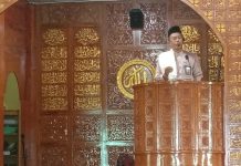 Ratusan Jemaah Khusyuk, Kepala KUA Bintan Pesisir Sampaikan Pesan Ketakwaan Ratusan Jemaah Khusyuk, Kepala KUA Bintan Pesisir Sampaikan Pesan Ketakwaan