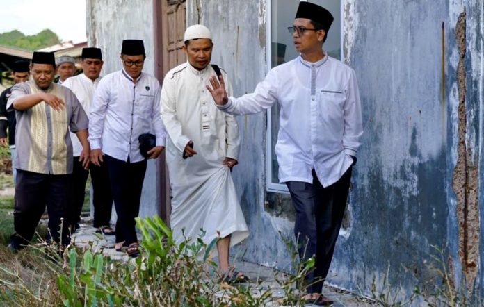 Bupati Karimun, Iskandarsyah, turun langsung meninjau potensi kawasan pengembangan sektor budidaya tambak udang di Pulau Manda, Desa Ngal