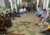 Wabup Karimun Duduk Bersila di Teras Kantor, Dengarkan Langsung Tuntutan Mahasiswa