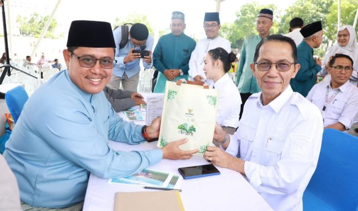 Kegiatan Teladan Pemimpin Berzakat, Amsakar-Li Claudia Serahkan Bantuan untuk Disabilitas dan Petugas Kebersihan