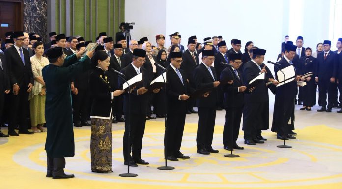 Resmi Dilantik, 7 Komisioner Baru Otoritas Jasa Keuangan Siap Perkuat Stabilitas Keuangan Nasional