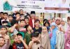 Momen Hangat Safari Ramadan, Anak-Anak Berebut Tanda Tangan Wali Kota Batam Momen Hangat Safari Ramadan, Anak-Anak Berebut Tanda Tangan Wali Kota Batam