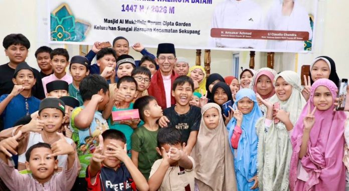 Momen Hangat Safari Ramadan, Anak-Anak Berebut Tanda Tangan Wali Kota Batam