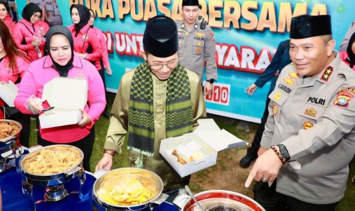 Momen Wali Kota Batam dan Kapolda Kepri Ikut Menyajikan Santapan Berbuka untuk Warga Sembulang