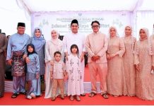 Ribuan Warga Serbu Open House Wabup Bintan Deby Maryanti di Hari Pertama Idulfitri 2026 Open House Wabup Bintan Deby Maryanti di Hari Pertama Idulfitri 2026