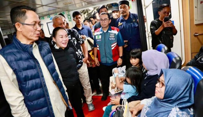 Pesan Amsakar-Li Claudia ke Pemudik Saat Sidak Arus Mudik di Pelabuhan Sekupang