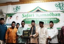 Safari Ramadan di Pulau Karas, Amsakar Tekankan Semangat Bersama Wujudkan Batam Madani Selain berbuka puasa serta melaksanakan ibadah isya dan tarawih berjemaah, Amsakar juga menyerahkan bantuan sosial untuk Masjid Al – Hidayah.