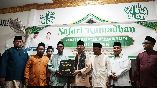 Safari Ramadan di Pulau Karas, Amsakar Tekankan Selain berbuka puasa serta melaksanakan ibadah isya dan tarawih berjemaah, Amsakar juga menyerahkan bantuan sosial untuk Masjid Al – Hidayah.