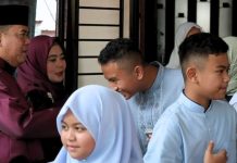 Sekda Bintan Ronny Kartika Gelar Open House, Hangatkan Silaturahmi Lebaran Bersama Warga Sekda Bintan Ronny Kartika Gelar Open House, Hangatkan Silaturahmi Lebaran Bersama Warga