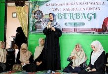 Wabup Bintan Deby Maryanti Kunjungi dan Santuni Lansia di Kampung Pisang Wabup Bintan Deby Maryanti Tebar Kepedulian, Kunjungi dan Santuni Lansia di Kampung Pisang