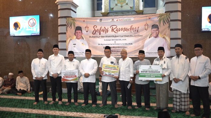 Wagub Nyanyang Serahkan Santunan Anak Yatim dan Dhuafa di 2 Masjid di Batam
