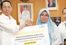 Wali Kota Amsakar Serahkan Santunan dan Beasiswa untuk Ahli Waris ASN Program Taspen Wali Kota Amsakar Serahkan Santunan dan Beasiswa untuk Ahli Waris ASN Program Taspen