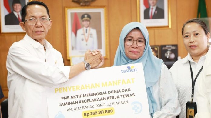 Wali Kota Amsakar Serahkan Santunan dan Beasiswa untuk Ahli Waris ASN Program Taspen