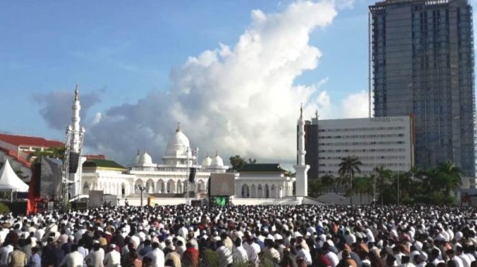 shalat idul fitri di lapangan engku putri batam shalat idul fitri di lapangan engku putri batam