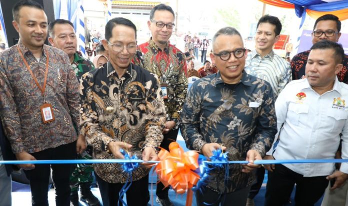 Amsakar Achmad, meresmikan Kantor Cabang Bank Sumut Batam