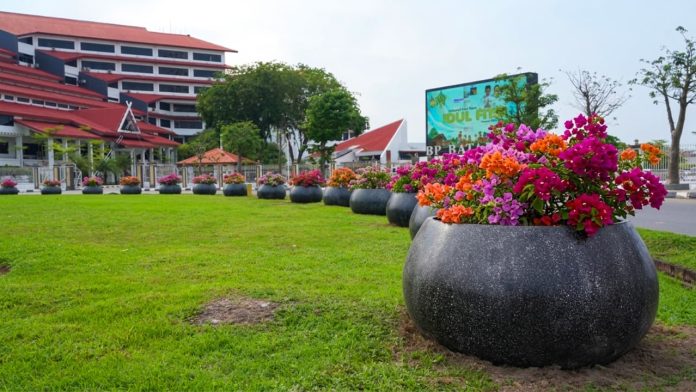 BP Batam Tegaskan Pengadaan Pot Bougenville dari Dana CSR Tidak Bebani Keuangan APBN BP Batam Tegaskan Pengadaan Pot Bougenville dari Dana CSR Tidak Bebani Keuangan APBN