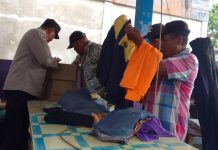 Bhabinkamtibmas Bagikan Baju Layak Pakai ke Buruh Pelabuhan Tanjung Unggat Bhabinkamtibmas Bagikan Baju Layak Pakai ke Buruh Pelabuhan Tanjung Unggat
