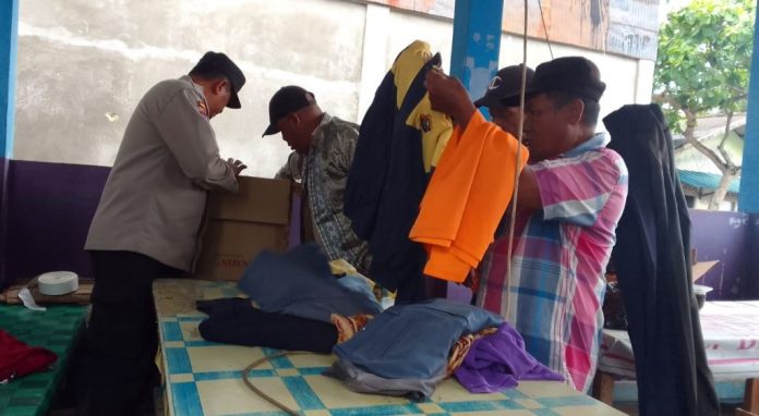 Bhabinkamtibmas Bagikan Baju Layak Pakai ke Buruh Pelabuhan Tanjung Unggat